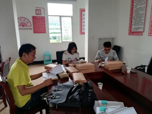端午节来临之际，东川区纪委监委派出3个监督检查组到全区各单位开展节日作风检查，图为第三检查组在区住建局查阅工会账目和行政账目。（孟石伟）_副本.jpg