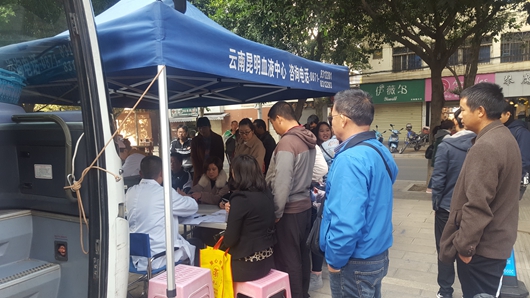 人流如潮，涌动街头.jpg