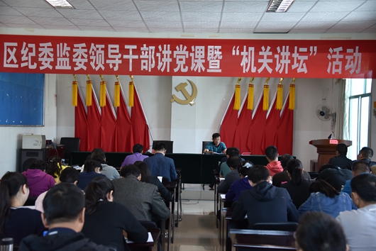 驻村队员讲授脱贫攻坚知识_副本.jpg