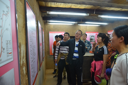 拖布卡镇机关党员到树桔红军渡纪念馆参观学习_副本.jpg