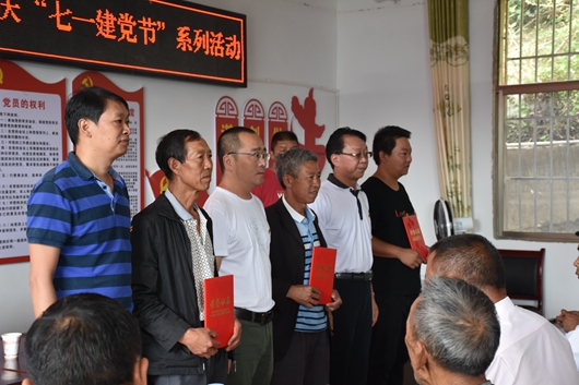对优秀党员进行表彰_副本.jpg