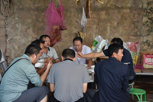 与帮扶贫困户同吃一顿亲情饭_副本.jpg