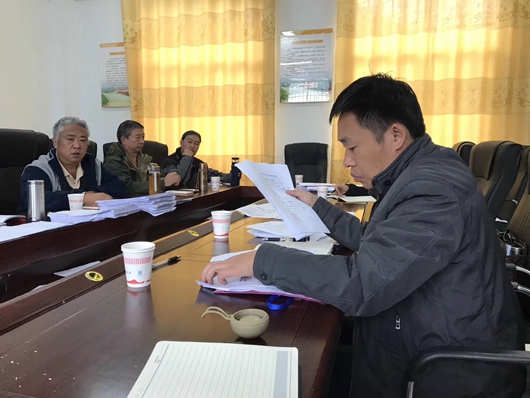 督查队员对贫困户脱贫档案材料进行随机抽查_副本.jpg