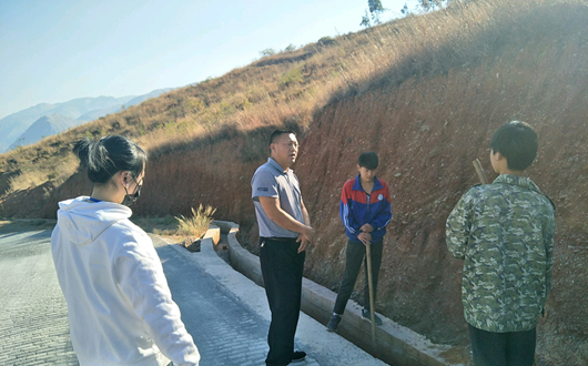 在进村入户的路上，对路边少年入学情况进行询问_副本.png