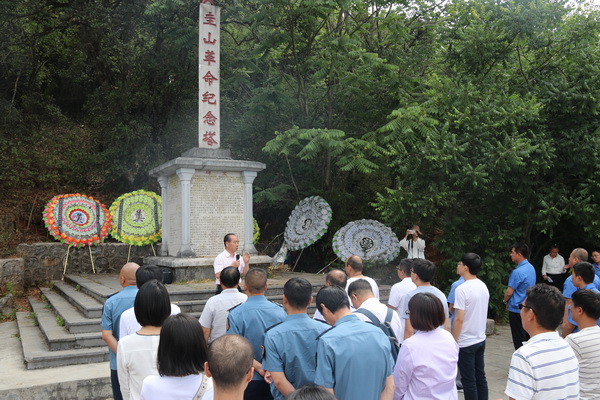铭记先烈精神，传承红色文化。党员干部到圭山革命纪念塔前开展红色教育，激发爱国主义精神，走好新时代长征路。.jpg