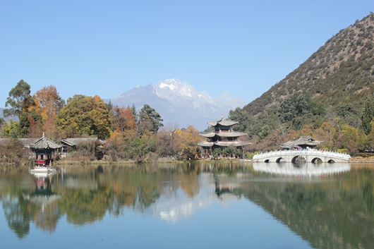 桥影流虹，湖光映雪，翠帘不卷春深潘米娜 (1)_副本.jpg