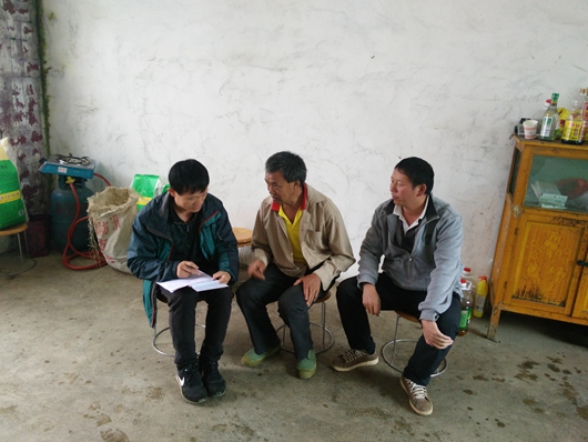 1563001991613087734.jpg 深入贫困户家中,认真填写表册资料_副本.jpg