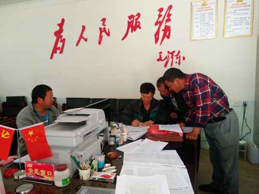 吴建坤带领驻村队员一起核对贫困户信息_副本.png