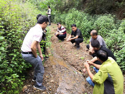 新发村包村科级干部马要党与驻村队员_副本.png