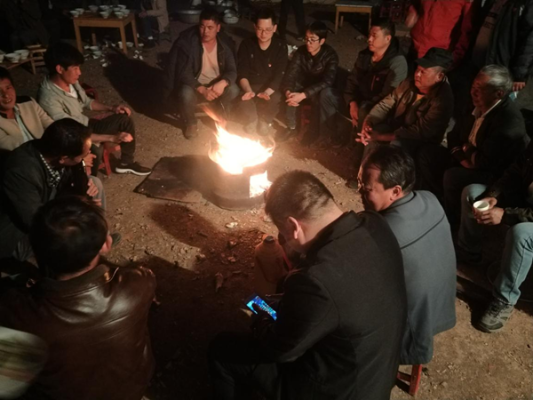 包村科级干部韩顺东召集驻村队员_副本.png
