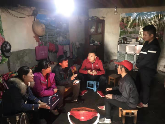 包村科级干部吴建坤与帮扶责任人深入_副本.png