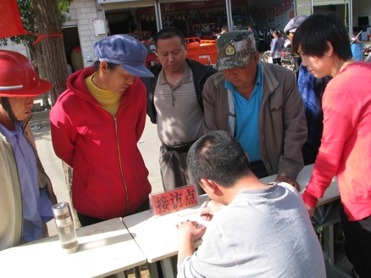 纪检干部利用乡镇（街道）赶集日，设立接访点现场接访_副本.jpg