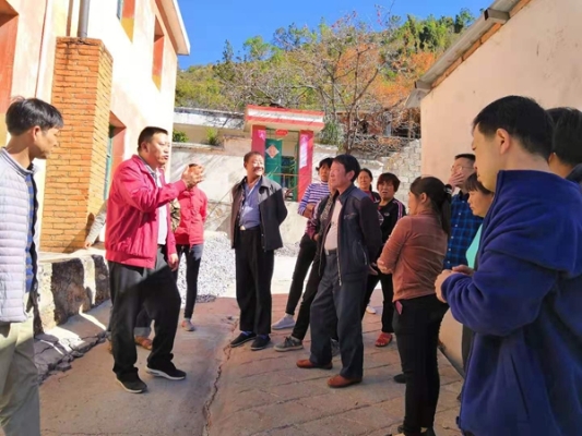 纪检干部现场向群众介绍如何对身边潘米娜_副本.jpg