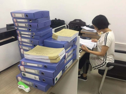 巡察干部对相关档案资料进行认真查阅，微信图片_201908151623222_副本.jpg