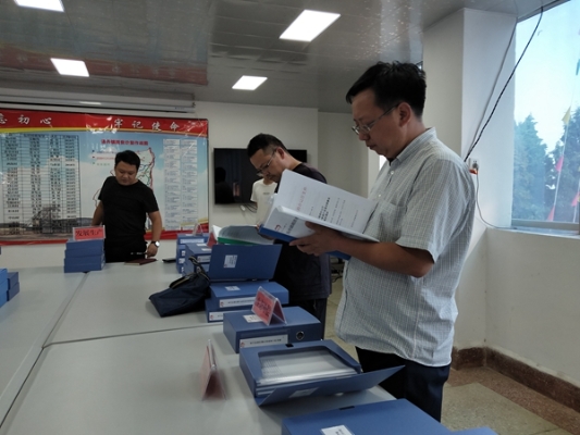 检查组认真查阅相关台账资料，微信图片_2019082315272814_副本.jpg