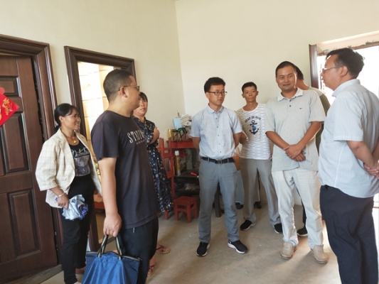 检查组深入贫困户家中，对易地搬迁政策享受情况进行了解核实微信图片_2019082315272820_副本.jpg