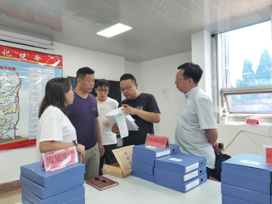 检查组干部对发现的疑似问题向工作人员进行核实微信图片_2019082315272812_副本.jpg