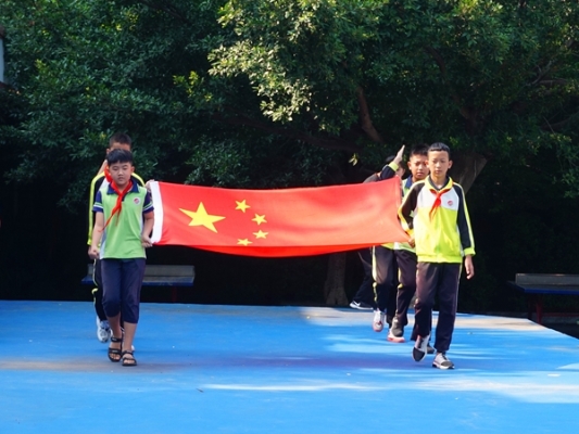 开学典礼上，举行隆重的升国旗仪式，小小“护旗手”们表情庄重DSC06560_副本.jpg