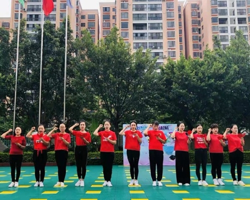 老师们在国旗下庄严宣誓，微信图片_20190904162138_副本.jpg