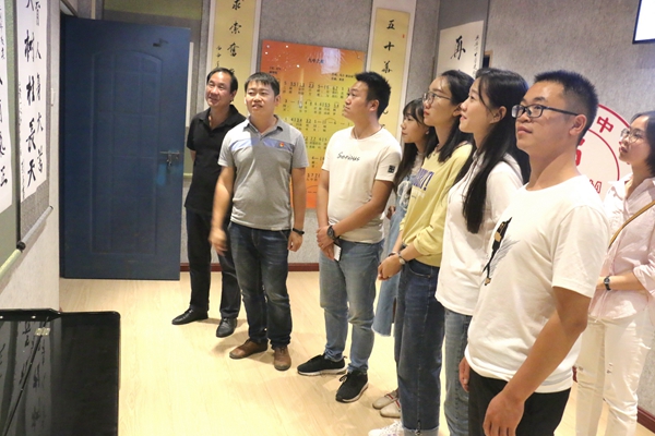 组织新入职教师参观校史馆，_副本.jpg