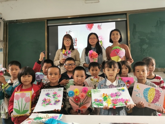 幼儿园小朋友们用自制的鲜花_副本.jpg