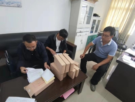 检查组查看相关账目,微信图片_20190906081432_副本.jpg