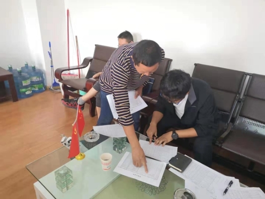检查组干部就发现的疑似问题进行交流讨论微信图片_20190906081351_副本.jpg