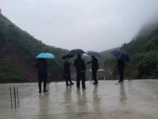 检查组冒雨到施工现场对扶贫项目实施情况进行实地查看微信图片_20190906081418_副本.jpg