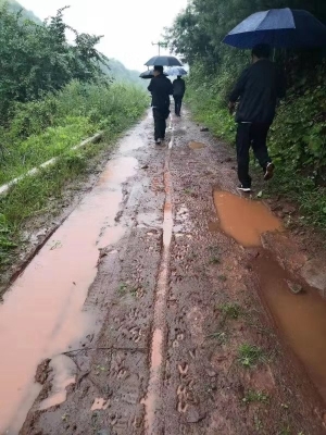 检查组冒雨行走在乡间小路上。微信图片_20190906081421_副本.jpg
