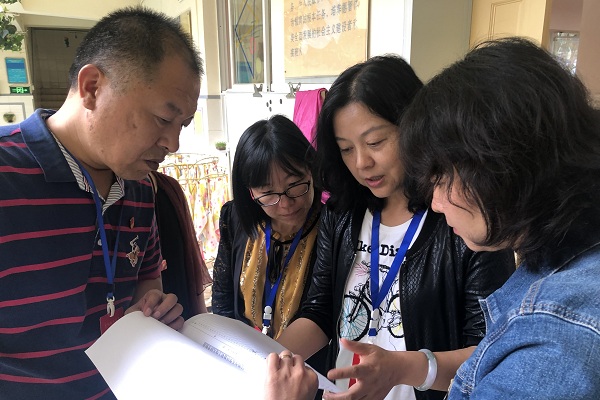 由区纪委驻政府办纪检组、莲华街道和丰宁街道纪工委组成的区第一单元组对区属事业单位开展节前纪律检查。图为单元组到五华教工幼儿园查看教职工廉洁教育开展情况。.jpg