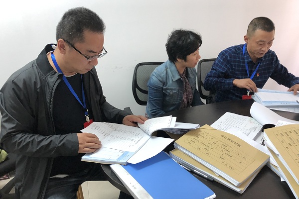 由区纪委驻区财政局纪检组、普吉街道纪工委组成的区第三单元组调阅街道社区财务报销凭证（普吉）.jpg