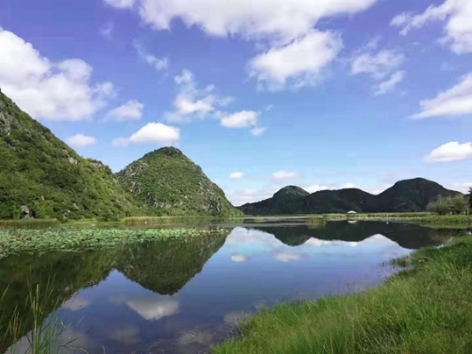 山绕平湖波撼城。湖光倒影浸山青。微信图片_2019082908271750_副本.jpg