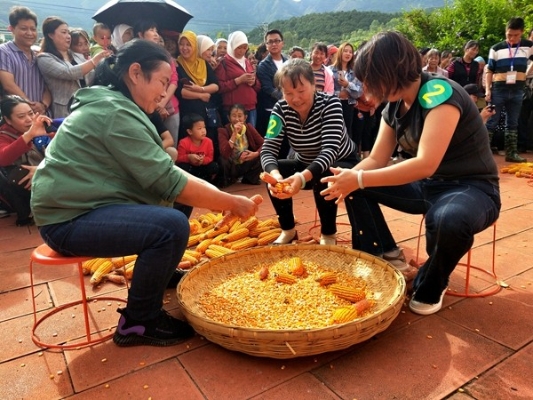 村民们参加剥玉米比赛微信图片_2019092311462116_副本_副本.jpg