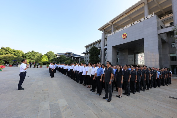 县四班子领导带头开展国旗下的承诺，践行全心全意为人民服务宗旨.jpg