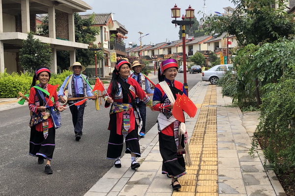 农村党员插国旗，祝福伟大祖国.jpg