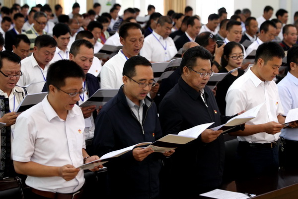 党校学员诵读《党章》，守初心、但使命.jpg