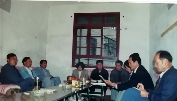 1569829963526046020.jpg 2.1999年3月,嵩明县纪委常委班子集体研究分析案件_副本.jpg