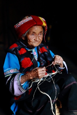 1569552239472029739.jpg 撒尼阿妈搓麻纺线.jpg