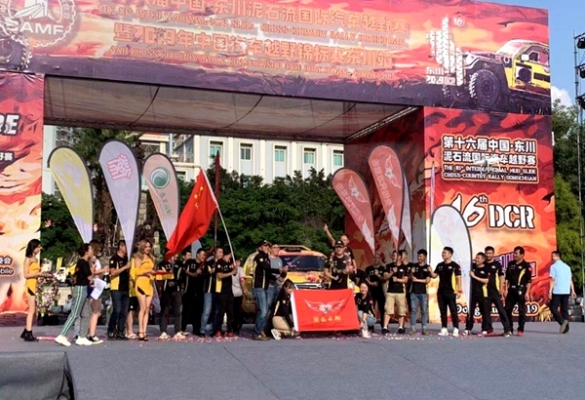 1570790733744092191.jpg 完美收官,获奖车手开香槟庆贺1570721422(1)_副本_副本.jpg