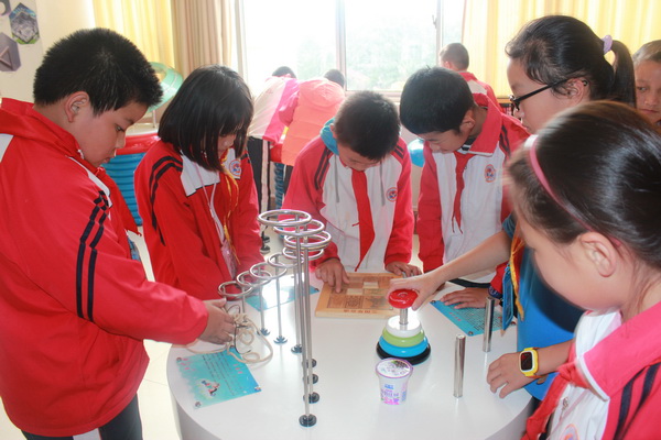 参观科技馆 学习科学知识.jpg