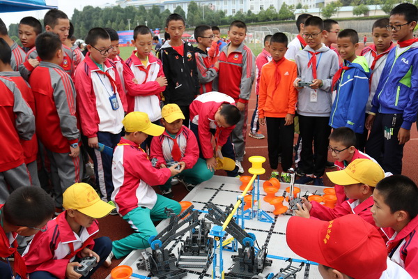 动手又动脑 脚踏实地学习技能.jpg
