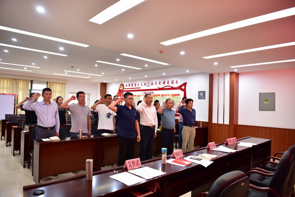 县纪委监委机关重温入党誓词，铭记入党初心.jpg