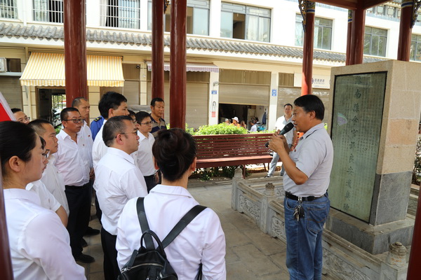 县住建局参观遗臭碑和去思碑，以史明鉴.jpg