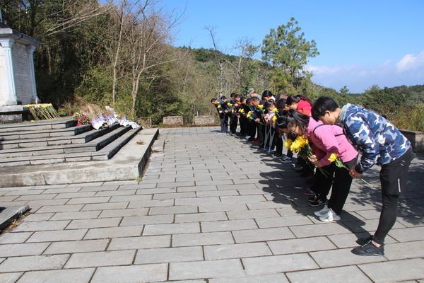 缅怀革命先烈，追忆峥嵘岁月.jpg