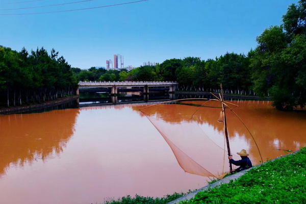 钓翁河边寻趣境，不时鱼儿载归篮.jpg
