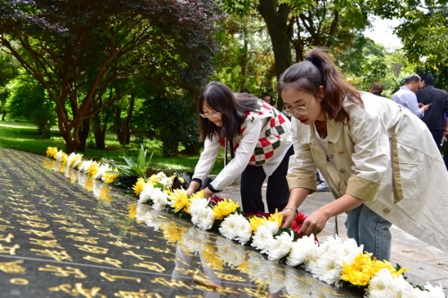 纪检监察干部整理鲜花（黄俊 摄）.jpg
