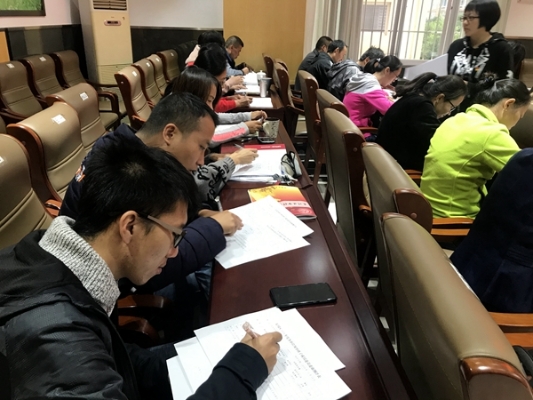 参会人员认真填写单位党政领导班子_副本_副本.jpg