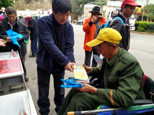 工作人员为群众发放宣传资料，向群众宣扬遵纪守法、司法局 (1)_副本_副本.jpg