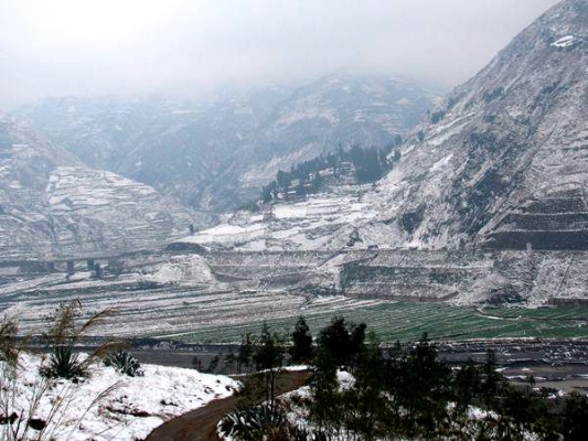 烟尘犯雪岭，鼓角动江城。_副本_副本.jpg