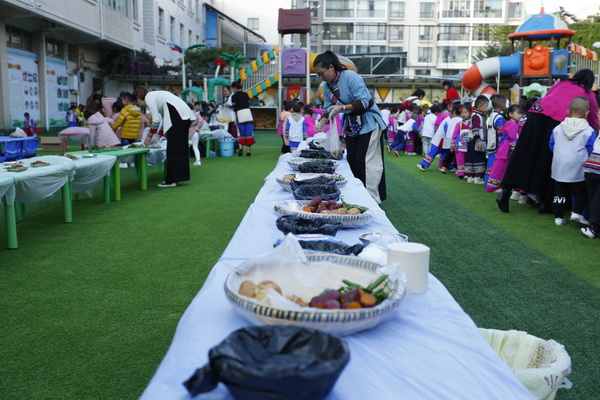 彝族长街宴展示彝族饮食文化.jpg
